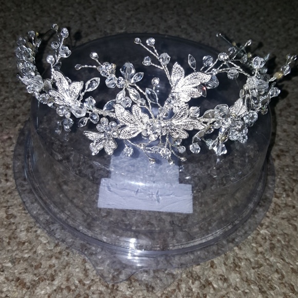 MOLDABLE CRYSTAL EMBELLISHED TIARA. - Picture 5 of 8